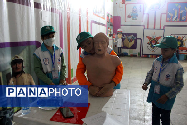 رقابت گروه‌های منتخب مدارس پسرانه استان قم در نخستین جشنواره سفیران سلامت 