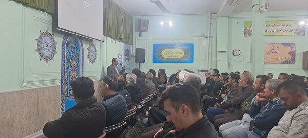 جلسه آموزش خانواده ویژه والدین پایه‌های دهم و یازدهم در دبیرستان شاهد ابوذر غفاری 