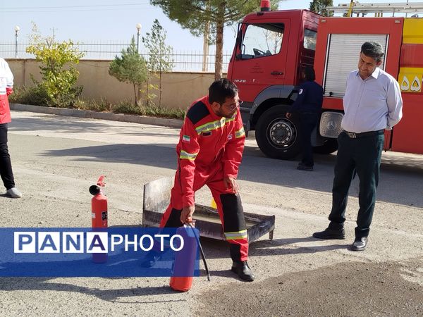 مانور آتش نشانی به مناسبت هفته پدافند غیر عامل در دانشگاه پیام نور کاشمر
