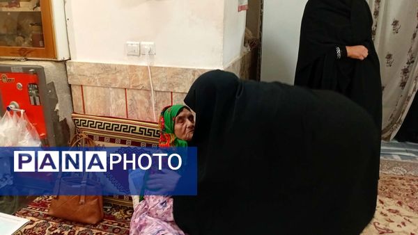 دیدار مسئولین پایگاه کوثر روستای نقاب با مادر شهید غلام زاده