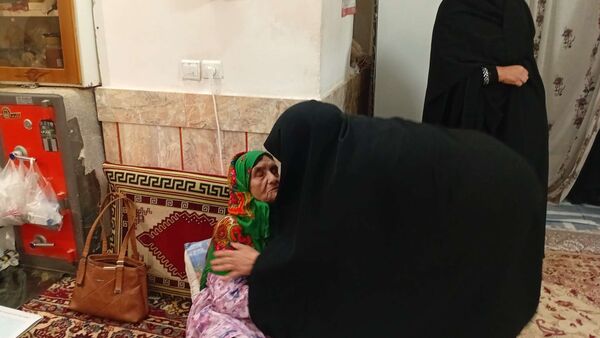 دیدار مسئولین پایگاه کوثر روستای نقاب با مادر شهید غلام زاده