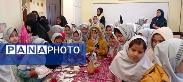 بازدید دانش آموزان مدرسه مریم میرزاخانی خلیل آباد از بازارچه کار آفرینی