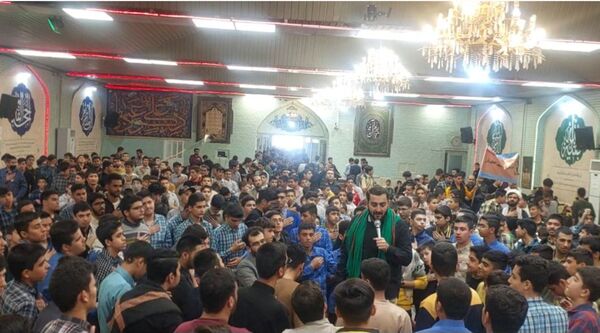 شادی دانش‌آموزان مشهدی در پی عملیات غیور مردان نیروهای سپاه وتجمع در مهدیه مشهد