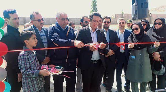 زمین چمن مصنوعی دبستان امام خمینی (ره) دهبکری کمتر از ۲۴ ساعت به بهره‌برداری رسید