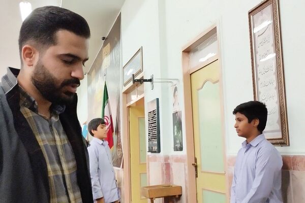گفت‌وگوی آموزشی پس از اقامه نماز جماعت در دبیرستان شهید چمران
