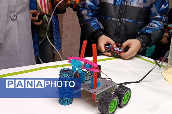 مسابقات رباتیک دانش‌آموزی به مناسبت هفته کانون ها 
