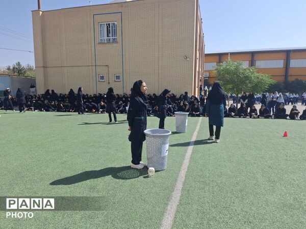 اجرای مسابقات ورزشی در دبیرستان پدران آسمانی 