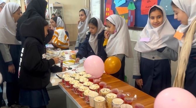 روز بدون کیف و خلاقیت دانش‌آموزان در دبستان حاج عباس صفرپور