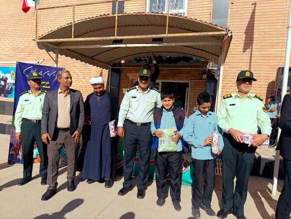 تقدیر مدیر دبیرستان رئیس زاده از پرسنل نیروی انتظامی خلیل آباد