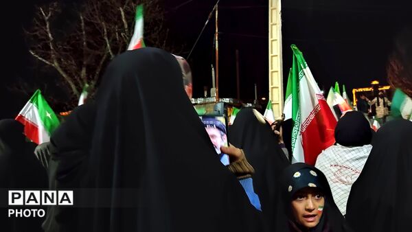 زن و مرد و پیر و جوان این شب ها در اجتماعات خیابانی شهر بار 