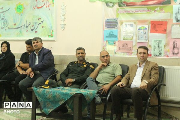 تأکید مدیر آموزش‌وپرورش فیروزکوه بر نقش راهبردی انجمن اولیا و مربیان در نشست دبستان نجمه