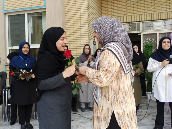 تجلیل از معلم و دختر ایرانی در بهار کرامت 