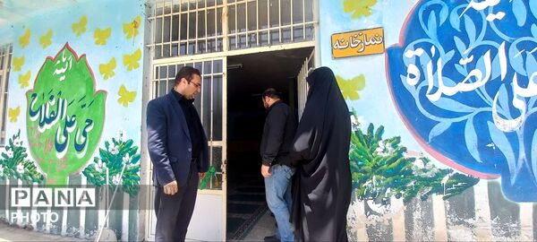 بازدید مدیر آموزش و پرورش ناحیه ۴ کرج از مدرسه تزکیه اسکان زائران رهبر شهید