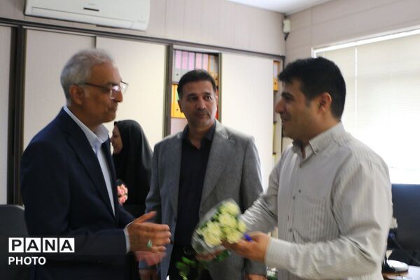 شاخه ای گل؛ هزاران قدردانی