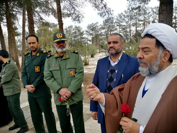 غبارروبی مزار دانش‌آموز شهید «حیدر رضایی» در قم