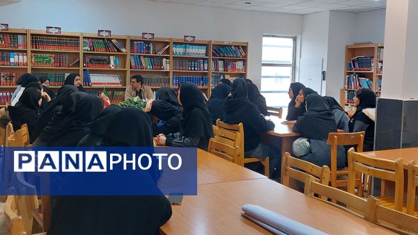 بازدید دانش‌آموزان دبیرستان فاطمه الزهرا(س) از کتابخانه شهید بهشتی 