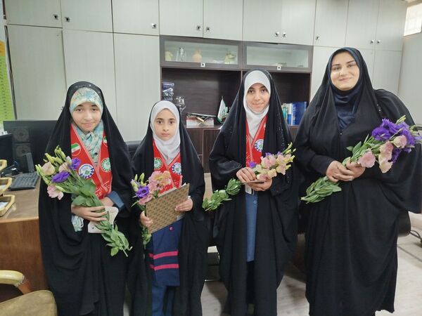 اهدای گل به کارکنان اداره‌کل آموزش و پرورش شهرستان‌های تهران به‌مناسبت بزرگداشت روز معلم 