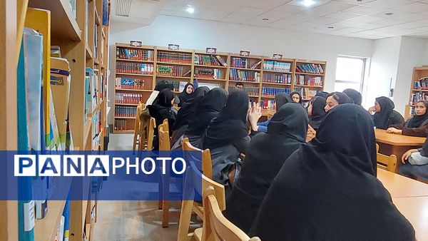 بازدید دانش‌آموزان دبیرستان فاطمه الزهرا(س) از کتابخانه شهید بهشتی 