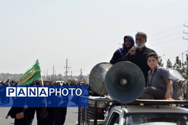 پیاده روی دلدادگان اربعین حسینی ع در اسلامشهر به سوی امامزاده اسماعیل
