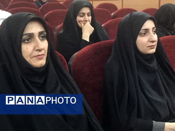 همایش تجلیل از مدیران و کارکنان نمونه شهرستان محمودآباد 