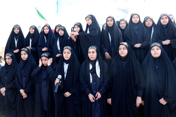 برپایی غرفه سازمان دانش‌آموزی دلیجان در راهپیمایی روز دانش‌آموز
