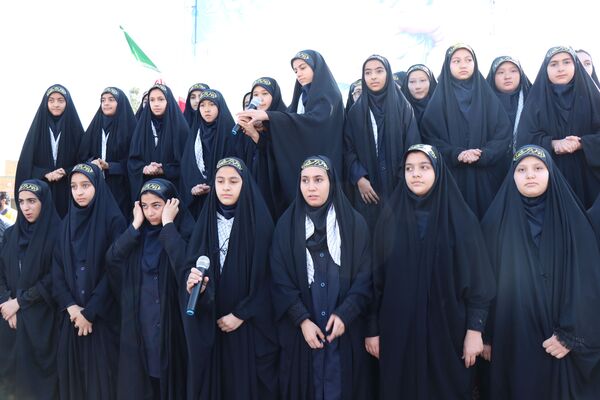 برپایی غرفه سازمان دانش‌آموزی دلیجان در راهپیمایی روز دانش‌آموز