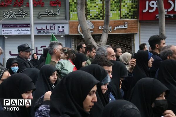  حلما با عروسک‌ها سوگ خانواده شهیدش را در آغوش کشید