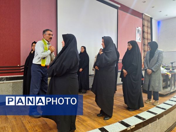 کارگاه آموزشی و توجیهی مربیان پیشتاز تربت حیدریه 