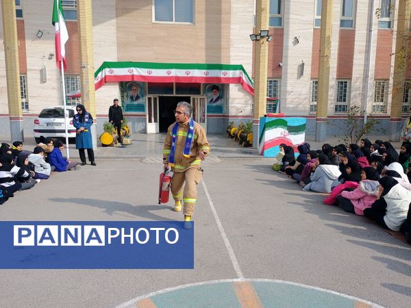 مانور زلزله و ایمنی در مدرسه هوشیار