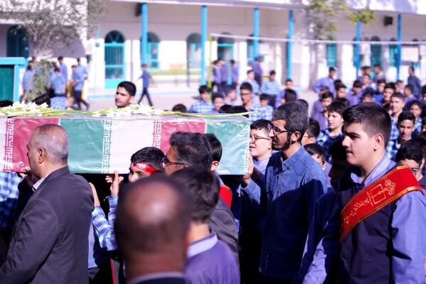 تشییع پیکر شهید تازه تفحص شده در دبیرستان پسرانه شیخ صدوق و اداره آموزش و پرورش ناحیه یک اصفهان 
