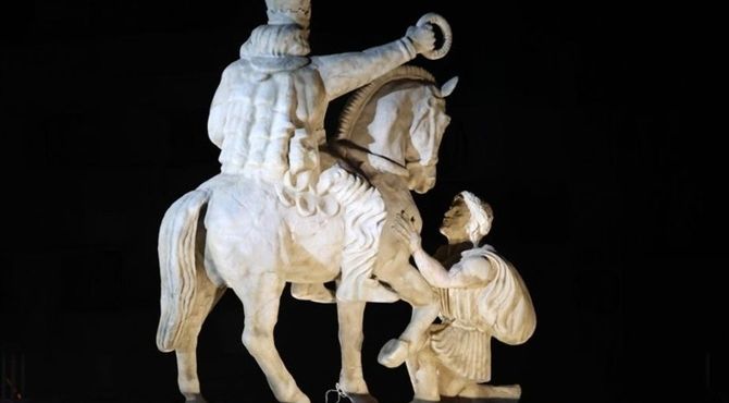 مجسمه «زانو‌زنندگان برابر ایران» در میدان انقلاب رونمایی شد