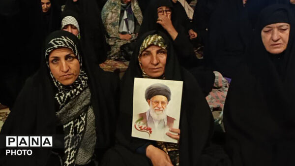 تمام مردم پای کار انقلابند