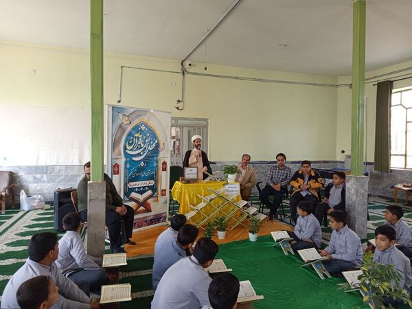 محفل انس با قرآن کریم در مدرسه برادران ابراهیمی‌نیا
