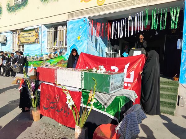 دبیرستان نجم میزبان پیکر یک شهید گمنام شد