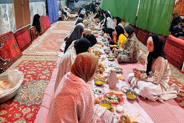 اعتکاف دانش‌آموزی در مسجد جامع شهر بار نیشابور 