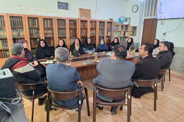 جلسه انجمن اولیا و مربیان و هیات امنا برای فردای دانش‌آموزان دبیرستان پویش شیراز 