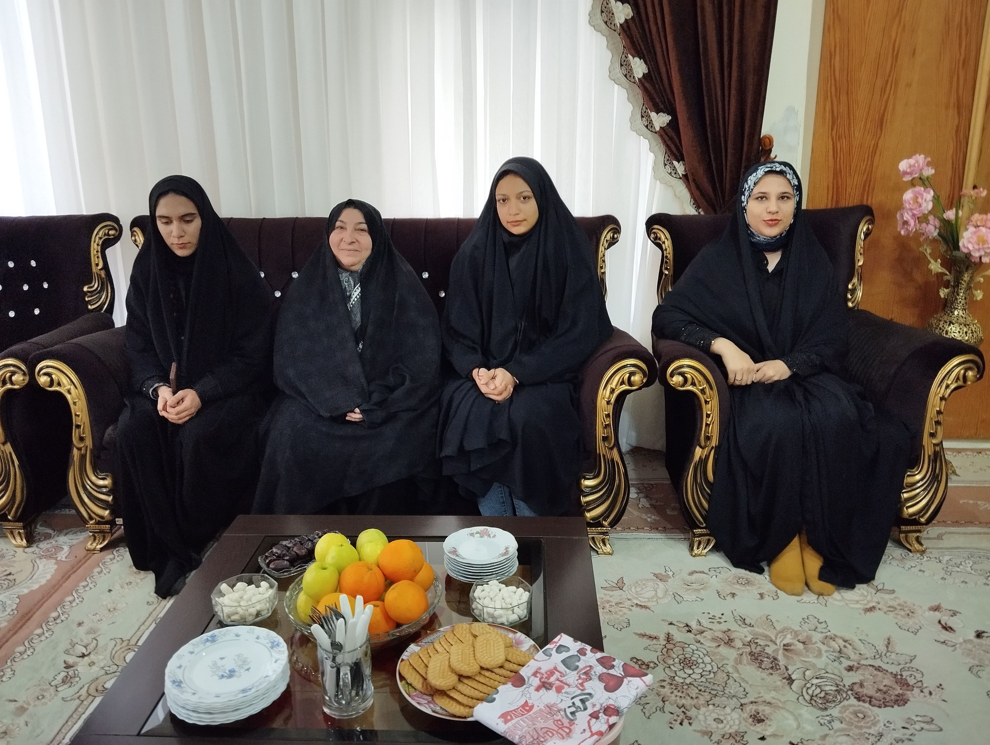دیدار اعضای انجمن اسلامی هنرستان بصیرت آشخانه با همسر جانباز رسایی پور