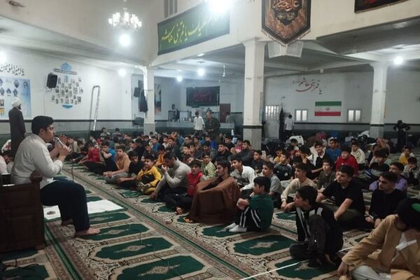 اعتکاف دانش آموزی در مسجد حضرت ابوالفضل قیامدشت