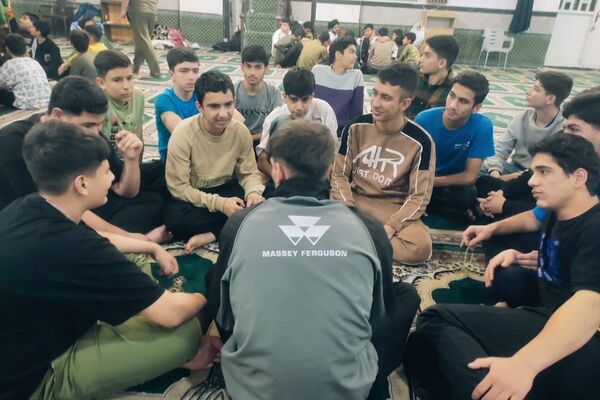 اعتکاف دانش آموزی در مسجد حضرت ابوالفضل قیامدشت