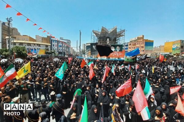 نماز ظهر عاشورا در میدان امام خامنه‌ای