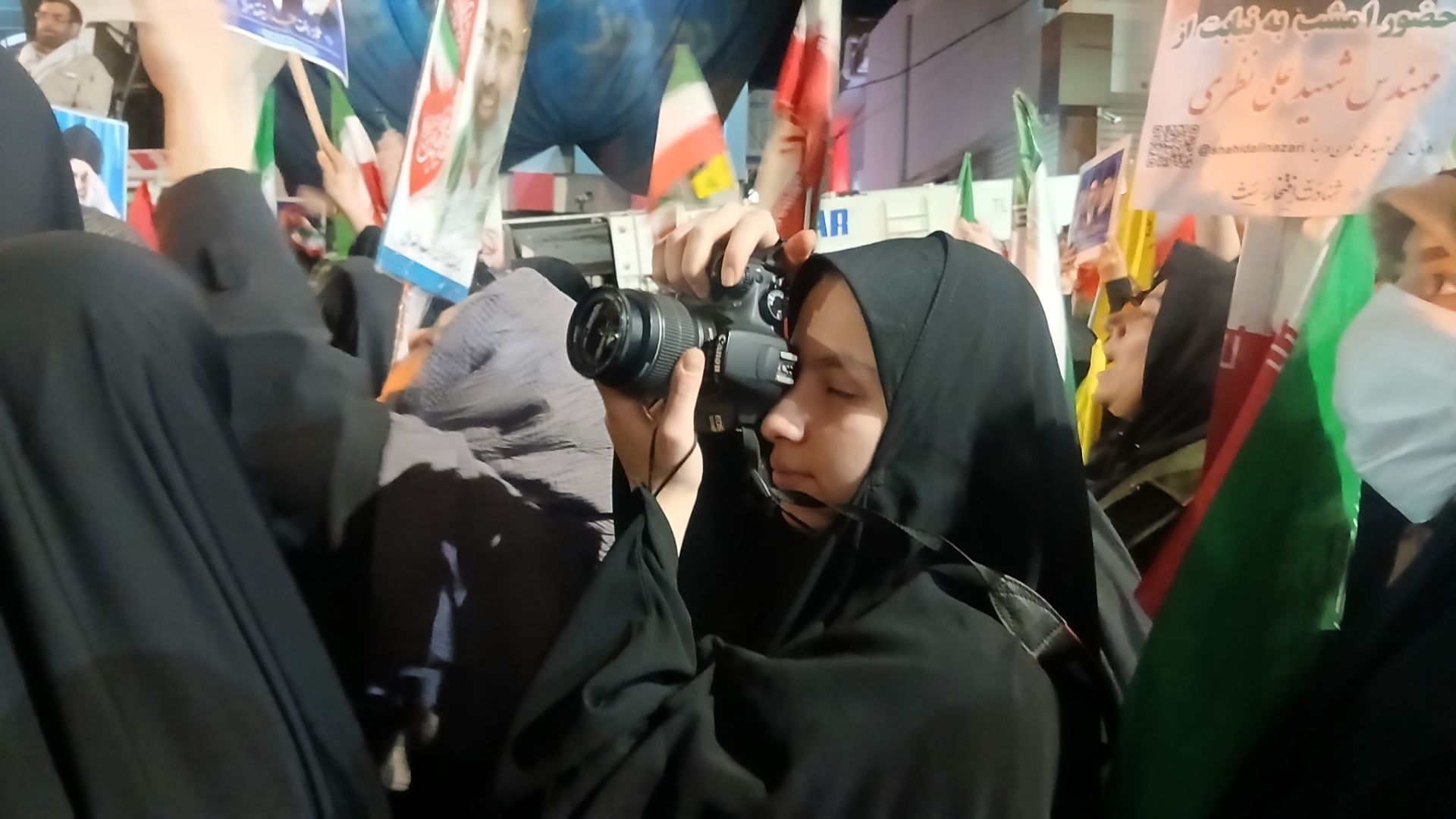 در سپیدای تاریکی ، مردم فریاد روشنی زدند