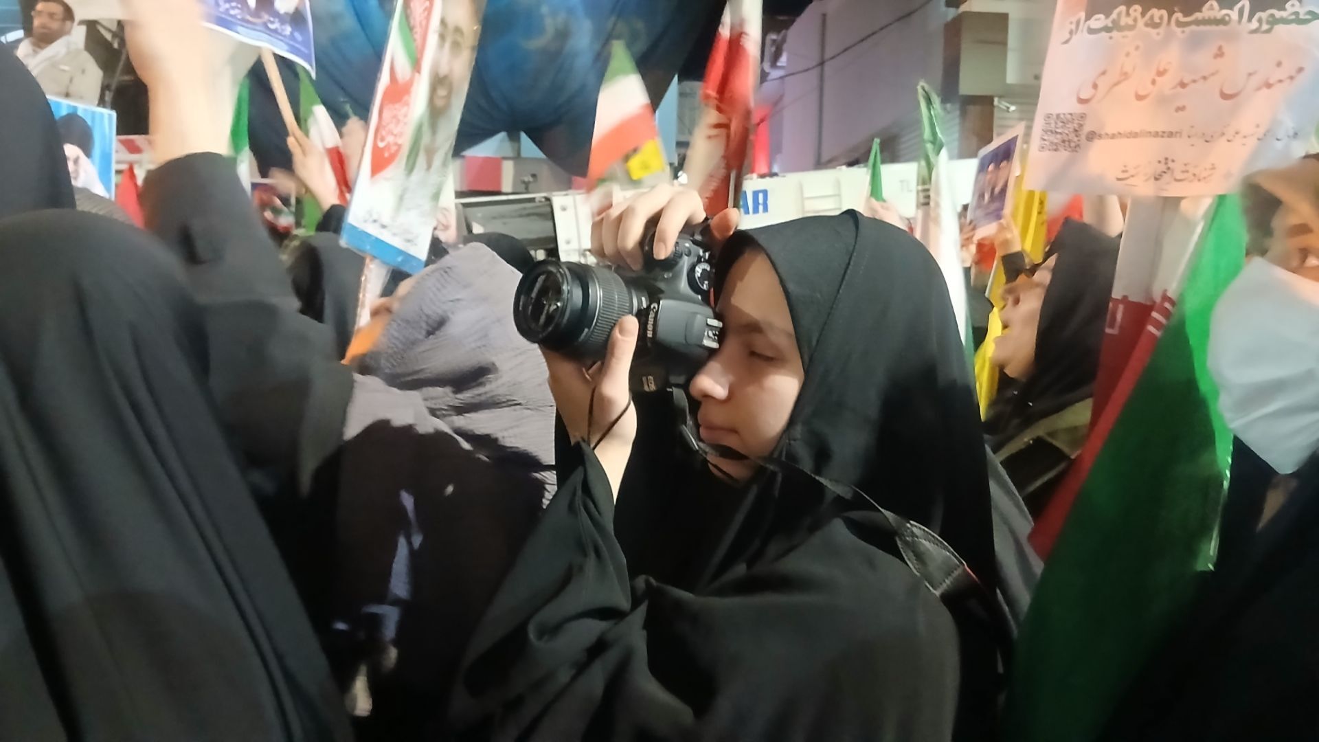 در سپیدای تاریکی ، مردم فریاد روشنی زدند