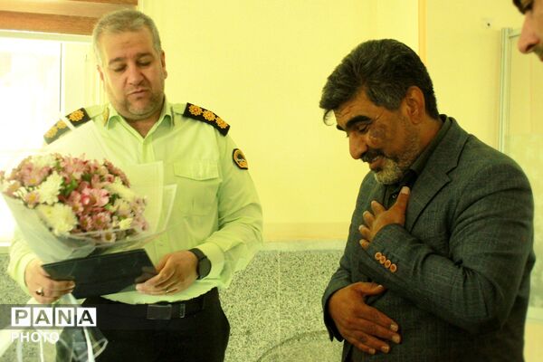 دیدار پلیس، برای یک «خسته نباشید»