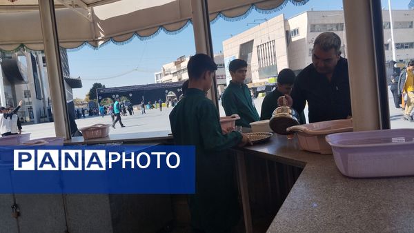 حضور نوجوانان در میدان شهدای مشهد برای استقبال و پذیرایی از زائران امام رضا(ع)