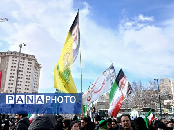 حضور پرشور مردم مشهدی در راهپیمایی ۲۲ بهمن 