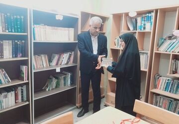 اهدای 100 جلد کتاب به دبیرستان رضوان بوشهر