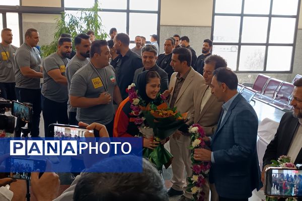 مراسم استقبال از دانش‌آموز مدال آور