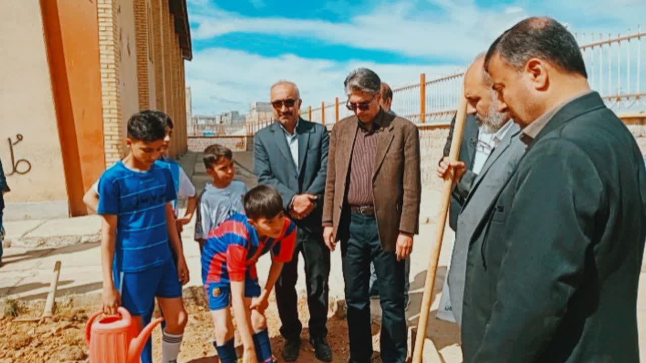 نهال‌های «سلامت» در خاک ورزشگاه شهید علیزاده کاشته شد