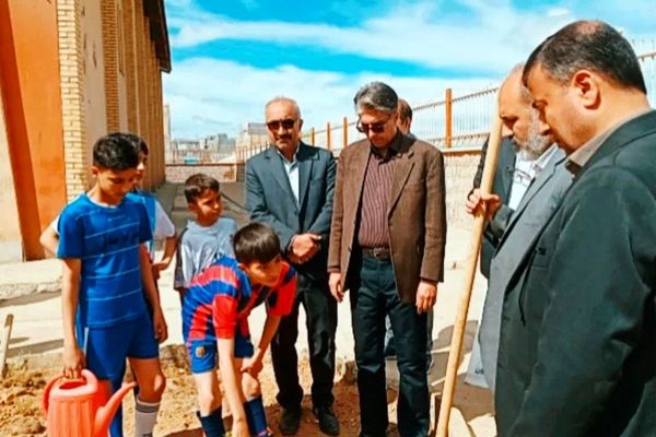 نهال‌های «سلامت» در خاک ورزشگاه شهید علیزاده کاشته شد
