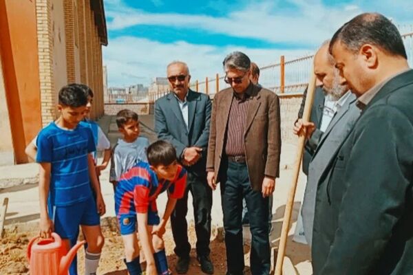 نهال‌های «سلامت» در خاک ورزشگاه شهید علیزاده کاشته شد